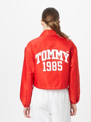 Tommy Jeans Välikausitakki värissä punainen