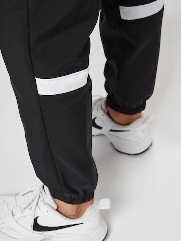 NIKETapered Sportske hlače - crna boja