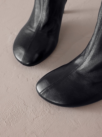 Next Bootie in Black