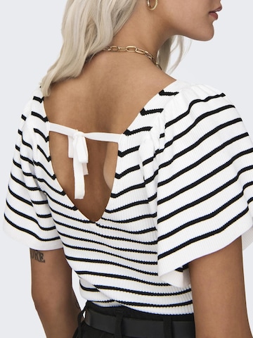 ONLY - Camiseta 'LEELO' en blanco