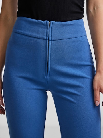 Flared Pantaloni 'VICTORIA' di YAS in blu