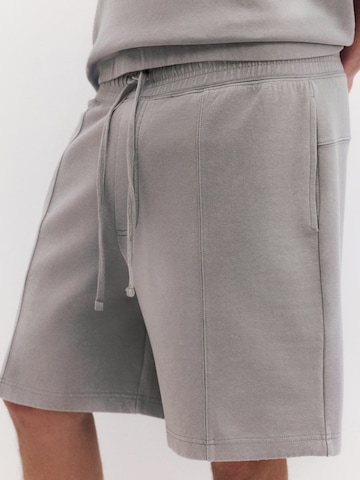 Pull&Bear Loosefit Kalhoty – šedá