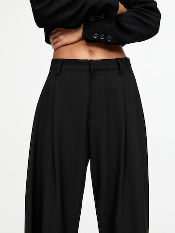 Loosefit Pantalon à pince Pull&Bear en noir