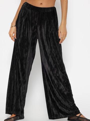 SASSYCLASSY Loosefit Hose in Schwarz