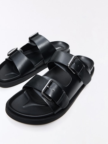 Saboți de la Bershka pe negru