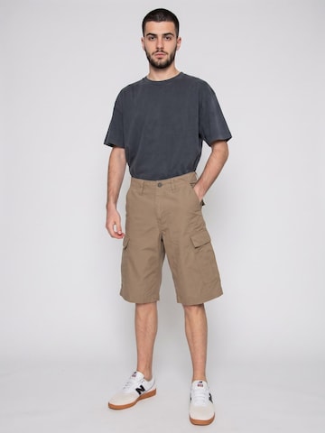 Carhartt WIP Baggy Broek 'Regular Cargo Short Leather' in Bruin: voorkant