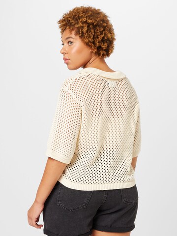 Pullover 'LAYA' di PIECES Curve in bianco