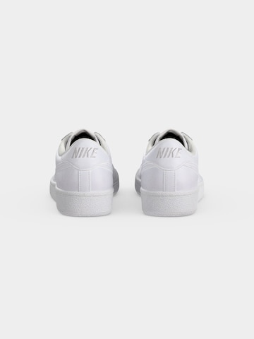 Baskets basses 'CLASSIC' Nike Sportswear en blanc