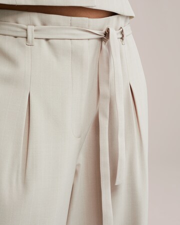 Loosefit Pantaloni con pieghe di WE Fashion in beige