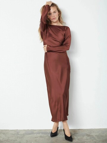 Robe 'Safira' co'couture en marron