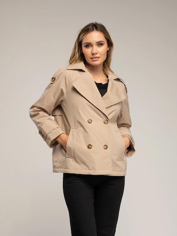 Tantra - Chaqueta de entretiempo 'Trench corto acolchado con doble botonadura, bolsillos laterales y vuelo en la espalda.' en beige