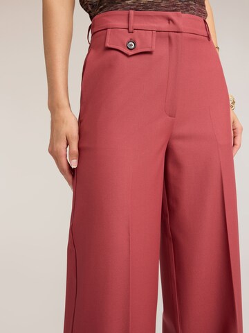 MOTIVI - Acampanado Pantalón en rojo