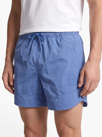 NIKE Regular Sportshorts in Blau