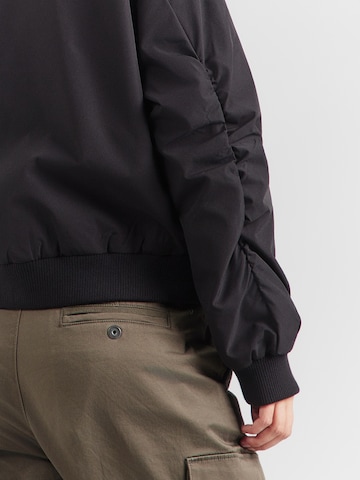 VERO MODA Φθινοπωρινό και ανοιξιάτικο μπουφάν 'VMNORMA' σε μαύρο