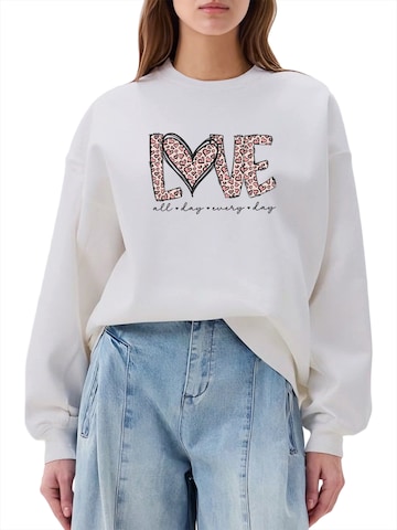 GORHEY Sweatshirt 'Women's Pullover with Leopard Print Heart, Loose Fleece Pullover for Autumn/Winter' in Wit: voorkant