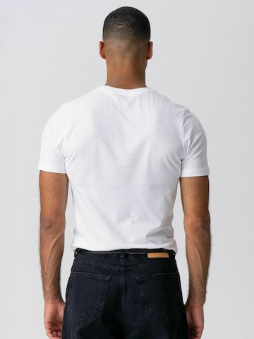 TEESHOPPEN Comfort fit Button Up Shirt ' Muscle ' in White