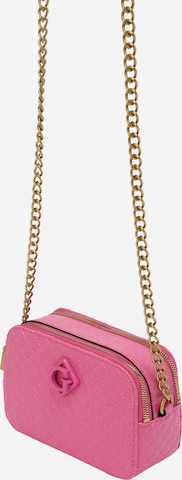 GUESS Skuldertaske 'Nerina' i pink: forside