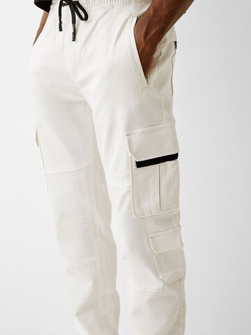 BershkaTapered Cargo hlače - bijela boja
