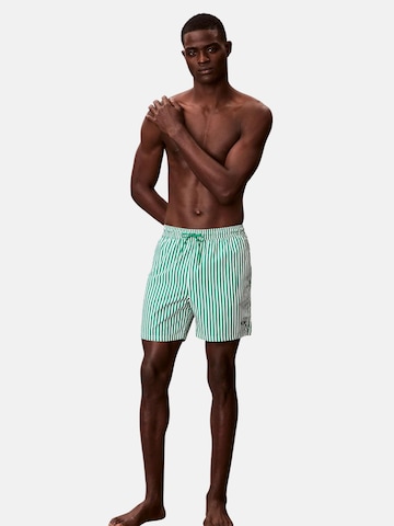 Calvin Klein Swimwear Uimashortsit 'CALVIN KLEIN MEDIUM DRAWSTRING Costumi da bagno' värissä vihreä: etupuoli