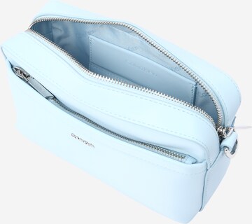 Calvin KleinRučna torbica 'MUST' - plava boja