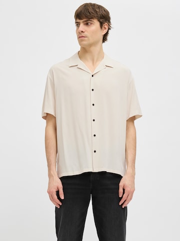 JJ Rebel - Ajuste confortable Camisa 'JREBWATER' en beige: frente