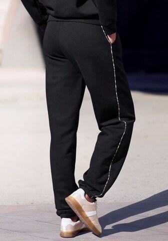 BUFFALO - Tapered Pantalón en negro