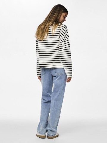 PIECES Sweatshirt 'Chilli' in White