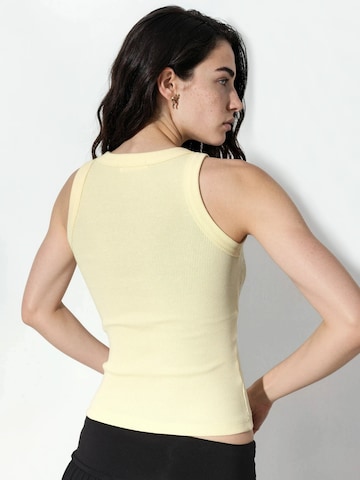 Qu Style Top in Yellow