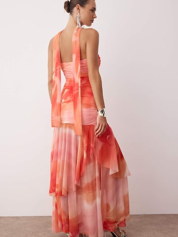 Trendyol Вечернее платье в Ярко-розовый