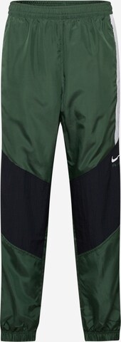 Tapered Pantaloni 'Air' de la Nike Sportswear pe verde: față