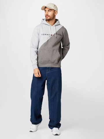 Tommy Jeans - Sweatshirt em cinzento