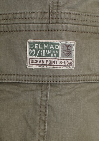 DELMAO Regular Shorts in Grün