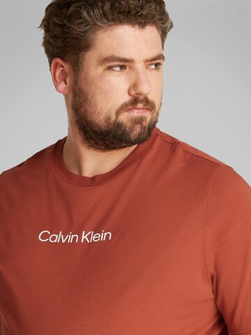 Calvin Klein Big & Tall - Camiseta 'HERO' en rojo