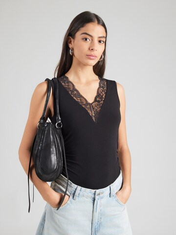 Top 'Lea' de la ABOUT YOU pe negru: față