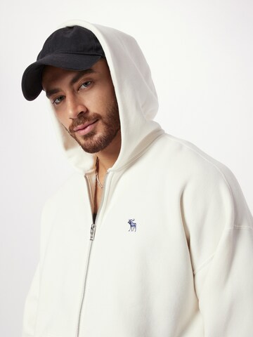 Hanorac de la Abercrombie & Fitch pe alb