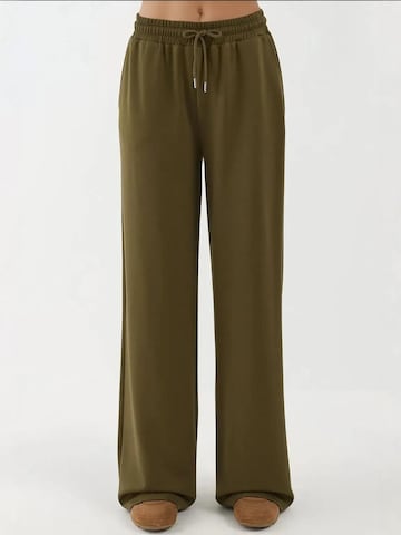 Pantaloni sportivi di Hiccup in verde: frontale