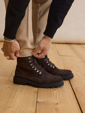 DAN FOX APPAREL Schnürstiefel in Braun