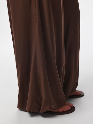 Wide Leg Pantalon 'PCJilia' PIECES en marron