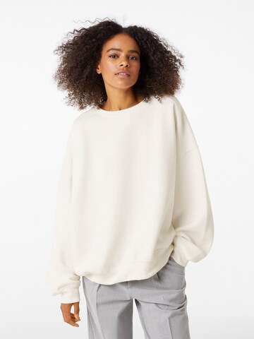 Sweat-shirt Bershka en blanc : devant