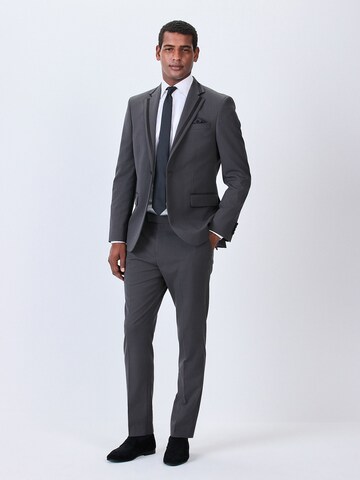 Coupe slim Pantalon à plis Next en gris