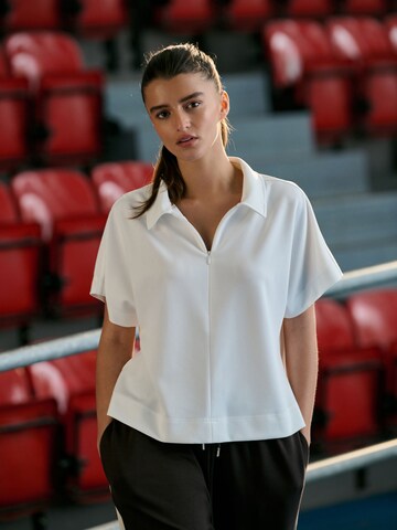 Tricou de la Next pe bej: față