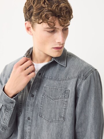 Next - Ajuste regular Camisa en gris