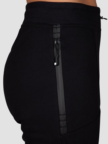 MOROTAI Zwężany krój Spodnie sportowe 'Naka' w kolorze czarny