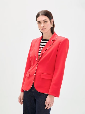 Lola Casademunt Bleiseri värissä punainen: etupuoli