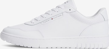 TOMMY HILFIGER Trampki niskie w kolorze biały: przód