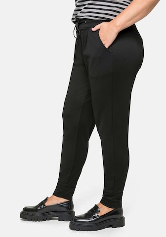 SHEEGO Slimfit Hose in Schwarz