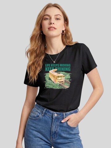 T-shirt 'Women Healing Forest Tram LIFE KEEPS MOVING Print T-Shirt' LapaPlus en noir : devant