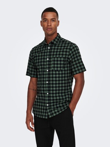 Coupe regular Chemise 'Alvaro' Only & Sons en vert : devant