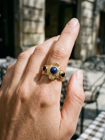 Nemomatheo Ring 'Byzantine – Statement-Ring mit Lapislazuli & Akzentsteinen' in Gold
