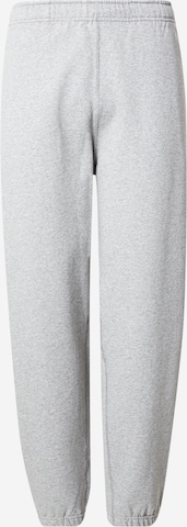 Nike Sportswear Tapered Housut 'Swoosh' värissä harmaa: etupuoli